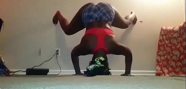  Fit Big Booty Barefoot Twerk